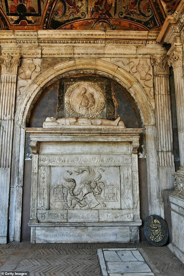 Các nhà nghiên cứu cho biết, ngôi mộ nằm trong Nhà nguyện Turbolo thuộc quần thể nhà thờ Santa Maria la Nova, Italy có thể là nơi chôn cất của Vlad III (Vlad Tepes) - Vương công xứ Wallachia. Ông còn được biết với cái tên Vlad Kẻ Đâm Xuyên hay Dracula. Ảnh: Getty Images.