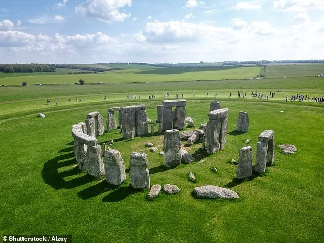 Mẫu vật răng bò được đặt cẩn thận bên cạnh lối vào phía Nam của Stonehenge và được xác định có niên đại từ giai đoạn xây dựng sớm nhất của di tích này, từ năm 2995 trước Công nguyên đến năm 2900 trước Công nguyên. Ảnh: Shutterstock/Alzay.