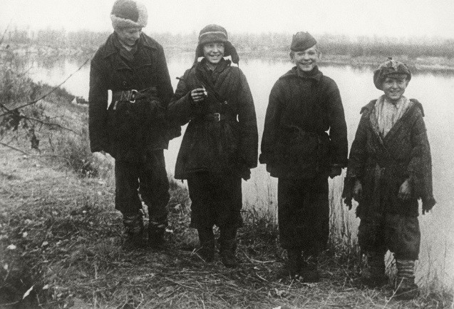 Đến ngày 5/8/1942, đoàn tàu mà Matryona mong đợi đã đến. Hàng ngàn trẻ em lên khoảng 60 toa tàu. Trên nóc tàu có viết dòng chữ "Trẻ em". Sau khi tàu đến nhà ga ga, quan chức địa phương và y bác sĩ đón các em và điều trị cho những người đau ốm hoặc bị thương. Ảnh: Anatoly Lindorf/МАММ/МDF/Public Domain.