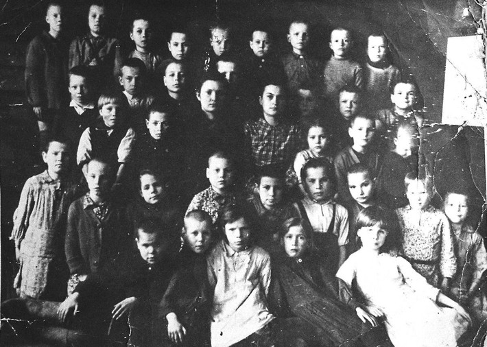 Ngày 14/8/1942, một đoàn tàu tiến vào sân ga Gorky (nay là Nizhny Novgorod). Trong khoảng 60 toa tàu chở hàng, nhiều hành khách trên tàu đều đói lả và kiệt sức. Đó là những đứa trẻ đến từ vùng Smolensk chạy trốn khỏi cuộc tàn sát của Đức quốc xã. Ảnh: Aleksey Chkalov's archive + rusmir.media.