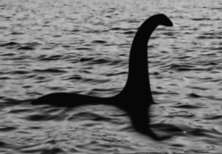 Trong nhiều bức vẽ, quái vật hồ Loch Ness được mô tả lơ lửng cao hơn mặt nước. Các nhà khoa học cho rằng điều này “không thể xảy ra trong tự nhiên”. Bởi lẽ, nếu bơi như vậy thì sinh vật bí ẩn này sẽ rất khó di chuyển và ít có khả năng trồi lên mặt nước. Ảnh: Matt84 / Getty Images.