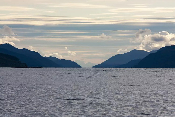 Những câu chuyện về “quái vật hồ Loch Ness” bắt đầu xuất hiện từ thời Trung cổ. Khi đó, tu sĩ Ireland St Columba được cho là đã bắt gặp sinh vật lạ khi đi thuyền trên hồ Loch Ness. Ảnh: Ivan / Getty Images.
