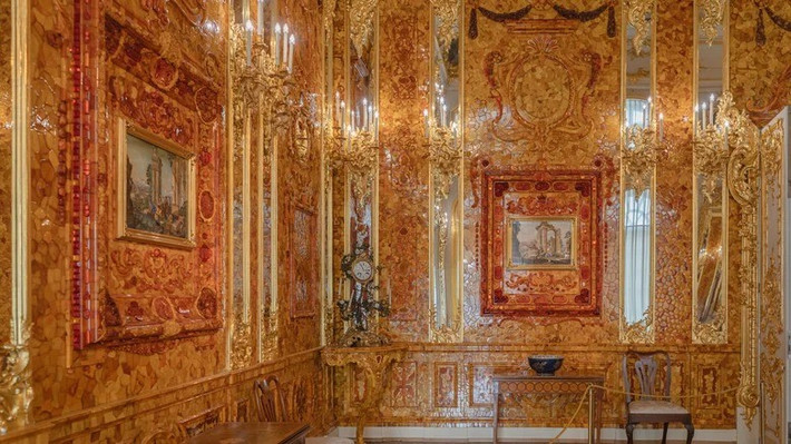 Ban đầu, Căn phòng hổ phách (Amber Room) được lắp đặt bên trong cung điện Charlottenburg, nơi ở của nhà vua nước Phổ Frederick I. Quá trình xây dựng phòng hổ phách bắt đầu năm 1701 và hoàn thành năm 1711. Ảnh: Maria Paina/Shutterstock.