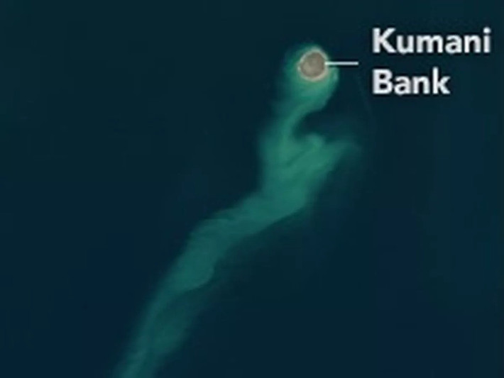 Người ta tin rằng, một ngọn núi lửa bùn dưới nước gần Kumani Bank đã gây ra một vụ phun trào khổng lồ, cao hàng trăm mét trên Biển Caspi vào năm 2021. Ảnh: NASA.