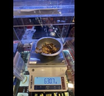 Pho tượng này làm từ đất sét nên có thể đã hòa vào lòng đất sau nhiều năm bị chôn vùi.