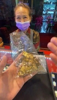 Vào ngày 19/5, cửa hàng Namo Ban Chang Thong Daeng Sopha ở tỉnh Saraburi, Thái Lan, gây chú ý khi đăng tải đoạn clip ghi lại cảnh một khách hàng 67 tuổi mang theo những mảnh vàng vụn đã tìm thấy để nhờ cửa hàng kiểm tra xem có phải là vàng thật hay không.
