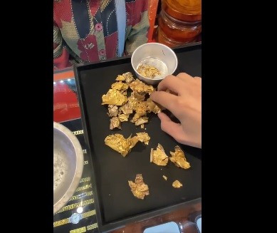 Qua kiểm tra, cửa hàng Namo Ban Chang Thong Daeng Sopha cho biết tất cả số vàng và ông lão trên tìm thấy đều là vàng thật, với tỷ lệ từ 58,39 - 61%. Ngoài ra, những hiện vật này còn chứa số một số kim loại khác như vàng, bạc, đồng.