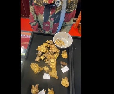 Để có câu trả lời chính xác, người này đã manh những mảnh vàng vụn tới cửa hàng Namo Ban Chang Thong Daeng Sopha để kiểm tra. Sau khi kiểm tra kỹ lưỡng, chủ cửa hàng tên Namo khẳng định chúng là vàng thật chứ không phải đồng thau.