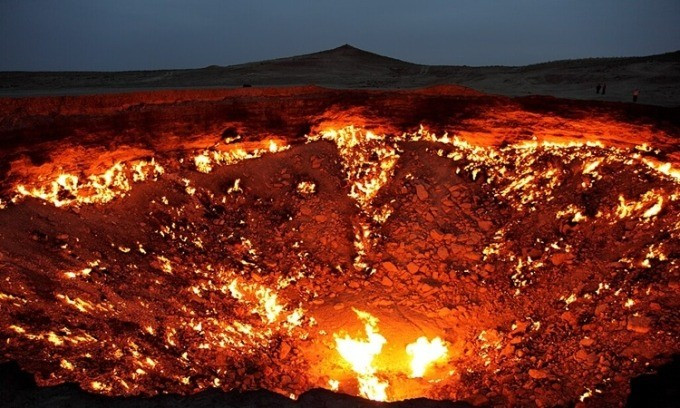"Cổng địa ngục" ở Turkmenistan là một hố sụt rộng 70m tại sa mạc Karaku. Vào những năm 1970, một trạm khoan khí của Liên Xô tình cờ khoan thủng túi khí và sụp xuống đất, tạo thành miệng hố bắt đầu rò rỉ khí. Ảnh: Wikimedia.