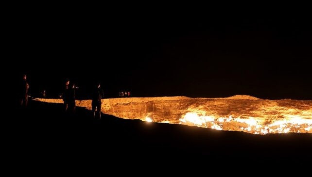 Mới đây, vào ngày 6/6, nhà chức trách Turkmenistan cho biết hiện nay ngọn lửa ở miệng hố "Cổng địa ngục" đã nhỏ hơn 3 lần so với trong quá khứ và chỉ có thể nhìn thấy ở vị trí gần đó. Nguyên nhân là do lượng khí tự nhiên suy giảm. Ảnh: John Pavelka from Austin, TX, USA/Wikimedia Commons/CC BY 2.0.