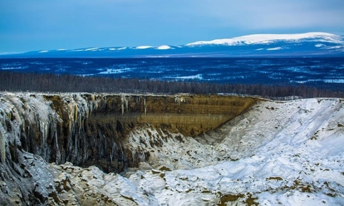 "Cổng địa ngục" ở Siberia là miệng hố Batagay. Đây là hố sụt hình thành do đất đóng băng vĩnh cửu rã đông lớn nhất thế giới. Ảnh: Padi Prints.
