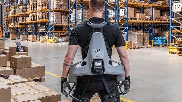 Một số bộ khung ngoài khác như “Exia” của German Bionic, tích hợp AI để học theo chuyển động người mặc, giúp họ nâng vật nặng mà không mệt mỏi, đau nhức cơ bắp. Hiện những bộ khung này đang được sử dụng trong các bệnh viện tại Đức. Ảnh: German Bionic.
