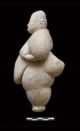 Khi nhà khảo cổ học James Mellaart lần đầu tiên khai quật Çatalhöyük vào đầu những năm 1960, ông đã giải thích rằng nhiều bức tượng phụ nữ là bằng chứng của một xã hội mẫu hệ thực hành tục thờ "nữ thần mẹ". Đây có lẽ là một cách để đảm bảo mùa màng bội thu sau quá trình chuyển đổi kinh tế lớn từ hái lượm sang nông nghiệp dựa trên ngũ cốc. Ảnh: Jason Quinlan.