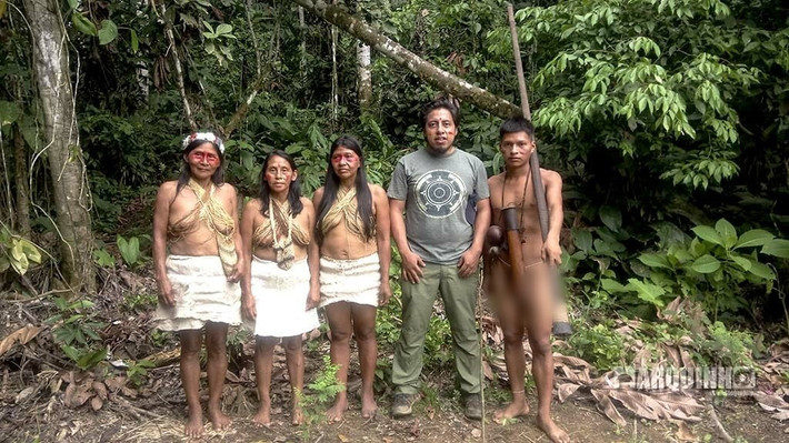 Bộ tộc Huaorani dùng những cái ống thổi, gọi là umena, dài khoảng 4m, nặng 10 - 15 kg để săn khỉ và chim. Ngoài ra, họ còn dùng một loại giáo dài đến 2m làm vũ khí, gọi là tapa khi săn bắt thú rừng làm thức ăn. Ảnh: notyouraverageamerican.com.