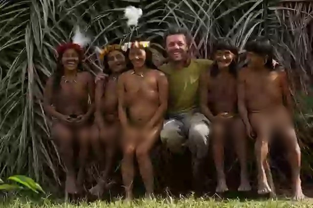 Nhờ leo trèo giỏi, người Huaorani có thể ẩn nấp trên thân cây và theo dõi đường di chuyển của những con mồi để tìm cơ hội bắn hạ chúng. Ảnh: Pete Oxford/Media Drum World.