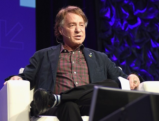 Cựu Giám đốc kỹ thuật của Google, ông Ray Kurzweil (trong ảnh), nổi tiếng với nhiều dự đoán táo bạo về tương lai nhân loại và công nghệ. Những dự báo của ông thường tập trung vào công nghệ sinh học, AI và công nghệ nano... tác động đến cuộc sống của con người. Ảnh: Mail Online.