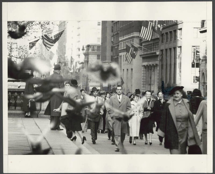Nhà ga Penn ở New York khá vắng vẻ. Đến năm 1963, nhà ga Penn bị phá hủy vì lượng hành khách giảm và chi phí bảo trì công trình này quá tốn kém vào thời điểm đó.