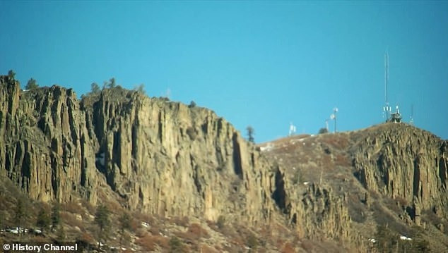 Tin đồn về một căn cứ bí mật của người ngoài hành tinh tại núi Archuleta Mesa ở New Mexico, Mỹ lan truyền trong dân chúng suốt 50 năm. Theo đó, ngọn núi này được đặt biệt danh là "núi người ngoài hành tinh". Ảnh: History Channel.
