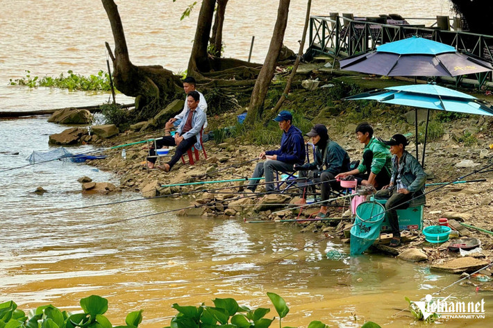 Gần đó, một số "cần thủ" đến khu vực đoạn kè sát bờ sông đã xuống cấp, tiềm ẩn nguy cơ sạt lở, trong khi nhiều người vẫn câu cá giải trí, rất nguy hiểm.