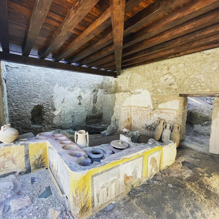"Một cửa hàng thermopolium đã được khai quật với mặt bàn được trang trí bằng bích họa tuyệt đẹp", Massimo Ossana, người quản lý khu di tích ở Regio V, phía Bắc công viên khảo cổ Pompeii chia sẻ. Ảnh: Archaeological Park of Pompeii.