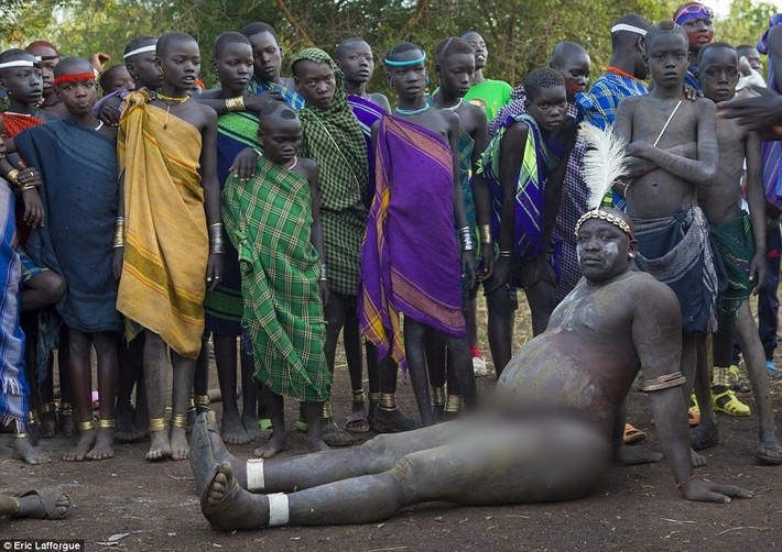 Bộ tộc Bodi sinh sống tại thung lũng Omo, Ethiopia. Giống nhiều bộ lạc trên thế giới, người Bodi có một số phong tục độc đáo. Nổi tiếng là việc bộ tộc Bodi tổ chức lễ hội Ka'el hàng năm nhằm tôn vinh những người đàn ông có bụng to nhất. Ảnh: Eric Lafforgue.