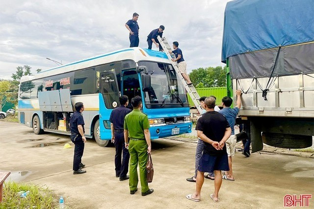 Trước đó, vào ngày 26/7, tại Quốc lộ 8A, đoạn qua xã Sơn Giang (huyện Hương Sơn cũ), Phòng Cảnh sát điều tra tội phạm về tham nhũng, kinh tế, buôn lậu và môi trường Công an Hà Tĩnh phối hợp với lực lượng biên phòng, hải quan kiểm tra xe khách biển kiểm soát Lào của nhà xe Sáu Hoa do Phan Duy Sinh (SN 1985, trú xã Đức Châu, Nghệ An) điều khiển. Ảnh: Báo Hà Tĩnh.