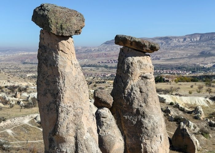Theo các nhà khoa học, một loạt các vụ phun trào đã phun tro bụi vào vùng mà hiện là Trung Anatolia, sau đó đông cứng thành các lớp tuf dày - một loại đá xốp nhẹ. Ảnh: cappadociatravelpass.