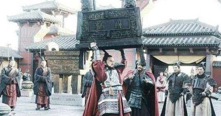 Lưu Trường là con trai thứ bảy của Hán Cao Tổ Lưu Bang và mỹ nhân họ Triệu, đồng thời là em ruột của Hán Văn Đế Lưu Hằng. Sau khi vua cha băng hà, ông được phong là Hoài Nam vương.