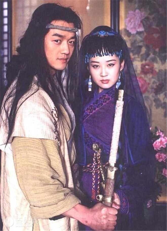Hạng 5: Lệnh Hồ Xung - Nhậm Doanh Doanh. Chàng kiếm thủ - nàng ma giáo. Một người lãng tử vô lo, một người kiêu hãnh lãnh đạo Ma giáo. Lệnh Hồ Xung có Độc Cô Cửu Kiếm, nhưng võ công vẫn thấp nhất. Nhậm Doanh Doanh mới là cao thủ thật sự trong cặp đôi này. Hai người phối hợp, kiếm và đàn tạo nên chất lãng mạn giang hồ.
