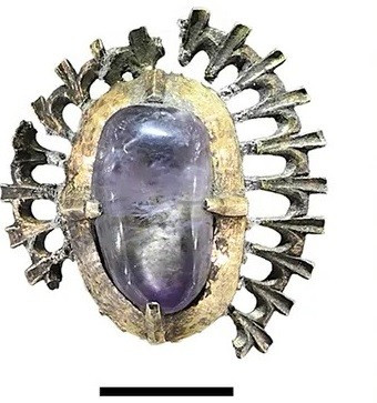 Khoảng 600 năm trước, một quý tộc đến thăm một lâu đài thời Trung cổ ở Ba Lan đã đánh mất một món trang sức tinh xảo. Gần đây, các nhà khảo cổ đã tìm thấy viên thạch anh tím nạm bạc độc đáo tại hào nước cũ của lâu đài. Ảnh: Lech Marek; CC BY 4.0.