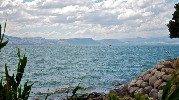 Do nằm ở độ sâu 209m dưới mực nước biển nên Biển hồ Galilee là hồ nước ngọt thấp nhất trên Trái đất và hồ thấp thứ nhì trên thế giới (sau Biển Chết). Ảnh: eo.travelwithus.com.