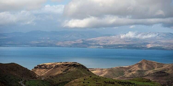 Các cuộc thử nghiệm do Phòng thí nghiệm nghiên cứu Kinneret thực hiện cũng cho thấy tảo ở Biển hồ Galilee là vô hại, không có nguy cơ gây ảnh hưởng sức khỏe hay phản ứng dị ứng nào được báo cáo ở những người tiếp xúc. Ảnh: Gil Eliyahu / JINI.