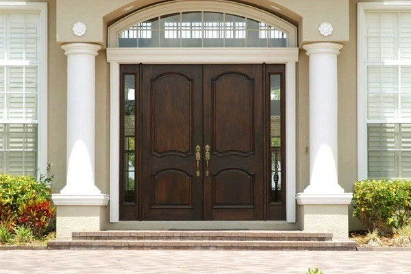 2. Cửa chính bị lệch, xệ hoặc khó đóng mở: Cửa chính là nơi tiếp nhận sinh khí, giữ vai trò như cầu nối giữa bên ngoài và không gian sống bên trong. Một cánh cửa bị lệch bản lề, xệ xuống hoặc khó đóng kín không chỉ gây phiền toái trong sinh hoạt mà còn là biểu hiện cho dòng năng lượng bị ngắt quãng.