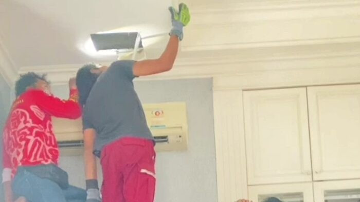 Người phụ nữ đã giật mình, hoảng sợ khi kiểm tra lỗ lớn trên trần nhà và nhìn thấy sinh vật khổng lồ thò đầu ra khỏi khe hở. Ngay sau đó, chủ nhà đã gọi một đội cứu hộ tới để bắt "vị khách không mời". Ảnh: KhaoSod.