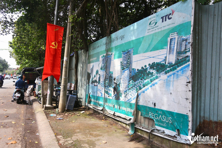 Tuy nhiên, gần 8 năm qua, dự án gần như "án binh bất động". Theo ghi nhận của PV VietNamNet, khu vực này vẫn ngổn ngang, nhiều hạng mục dang dở, cỏ dại mọc um tùm. Bên ngoài mặt tiền đường Cách Mạng Tháng 8 của dự án, cổng vào khóa chặt, không có người trông coi, dọc đường các bảng hiệu phối cảnh dự án rách tơi tả, nhếch nhác.