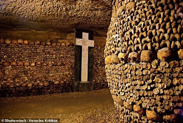Hầm mộ Paris (Les Catacombes) ở Paris, Pháp là một mạng lưới đường hầm dài 300 km ở độ sâu 20m dưới lòng đất. Nơi đây được xem là "thế giới của người chết" khi lưu giữ hơn 6 triệu bộ hài cốt với niên đại hơn 200 năm tuổi. Ảnh: Shutterstock/Heracles Kritikos.