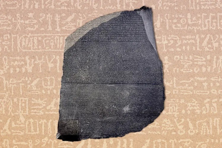 Vào năm 1814, thầy thuốc và nhà vật lý người Anh Thomas Young tuyên bố đã định nghĩa được 218 chữ tượng hình bình dân (demotic) và liên kết chúng với khoảng 200 chữ tượng hình chính thức. Trong đó, ông xác định chính xác các chữ là tên của pharaoh Ptolemy nhờ so sánh với bản tiếng Hy Lạp. Ảnh: Meilan Solly / Photos © The Trustees of the British Museum, Wikimedia Commons under public domain.