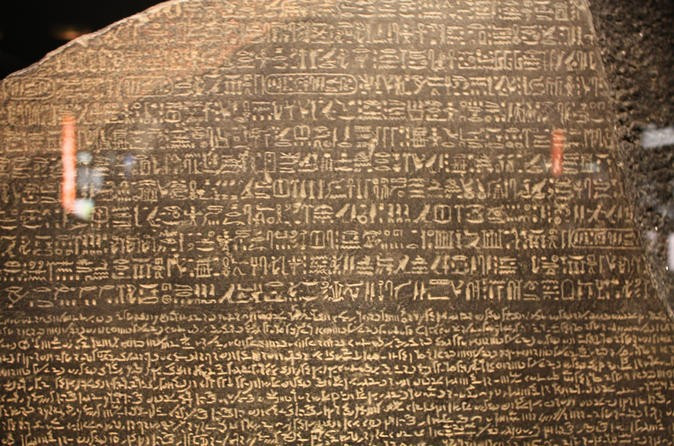 Sắc lệnh được viết để vinh danh pharaoh Ptolemy V Epiphanes vào đúng dịp kỷ niệm 1 năm ngày lên ngôi. Mục đích của sắc lệnh này là khẳng định quyền lực của pharaoh Hy Lạp gốc Macedonia vào thời điểm hỗn loạn. Ảnh: historicaleve.com.