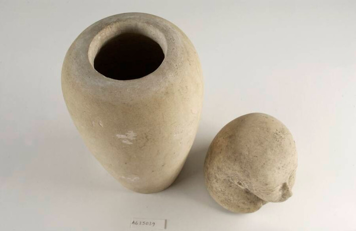 Những chiếc bình canopic mang ý nghĩa tôn giáo, thể hiện sự tinh xảo trong nghệ thuật và sự quan tâm sâu sắc đến hành trình sang thế giới bên kia của người quá cố. Ảnh: Wikimedia Commons.