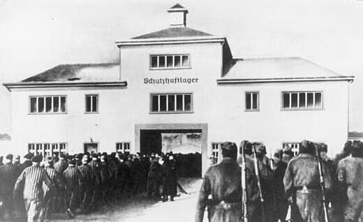 Kể từ khi vào hoạt động từ năm 1936 đến năm 1945, ước tính có khoảng 200.000 tù nhân bị giam giữ tại trại tập trung Sachsenhausen. Ảnh: onthefront.com.
