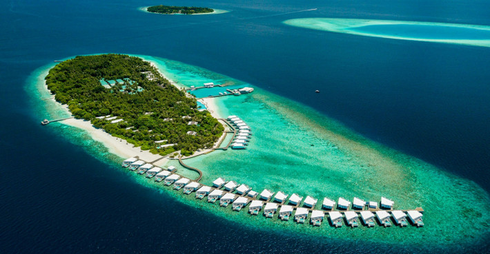 Khu dự trữ sinh quyển Baa Atoll của UNESCO nằm ở Maldives thu hút rất đông du khách ghé thăm. Đây là quần đảo san hô hình vòng bao quanh một đầm phá. Không chỉ có hệ thống rạn san hô phong phú, Baa Atoll còn là "nhà" của nhiều loài sinh vật biển như cá heo, rùa, cá đuối, cá mập... Ảnh: entiretravel.