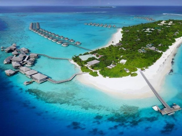 Quốc đảo Maldives được nhiều người biết đến là thiên đường nhiệt đới, địa điểm nghỉ dưỡng sang trọng. Nơi đây có nhiều cảnh quan thiên thiên nhiên tuyệt đẹp cùng nhiều khu nghỉ dưỡng, biệt thự trên mặt nước, resort bên bờ biển và các hoạt động vui chơi giải trí thú vị. Ảnh: steemit.com.