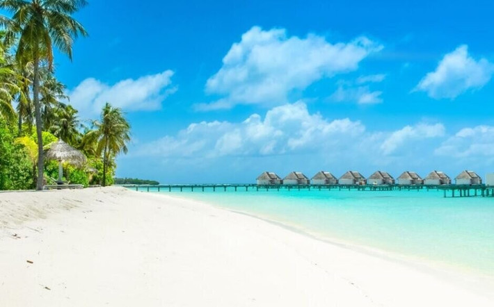 Đặc biệt, Maldives có địa hình hình vô cùng độc đáo. Phần lớn lãnh thổ nước này nằm gần như ngang mực nước biển. Điểm thấp nhất ở mức 0m so với mực nước biển trong khi điểm cao nhất chỉ đạt 2,4m. Ảnh: authenticindiatours.com.