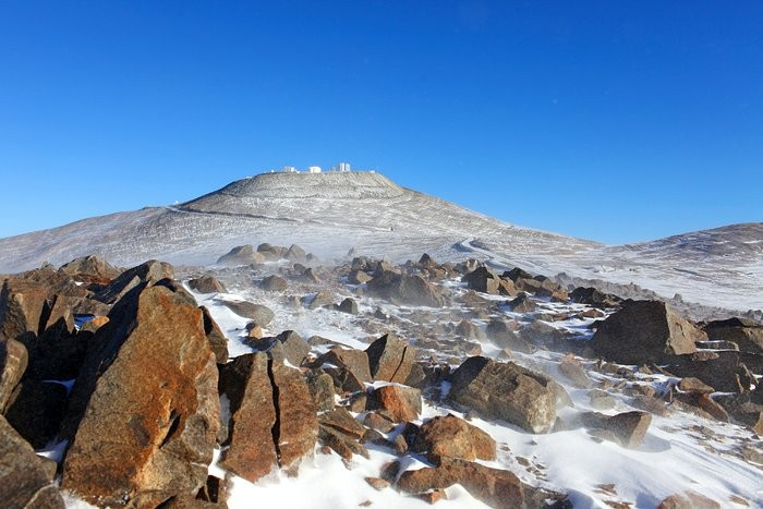 Trụ sở chính của Đài quan sát ALMA nằm ở độ cao 2.900m so với mực nước biển, trên sa mạc Atacama, Chile, cách vị trí đặt các anten và kính thiên văn khổng lồ trên cao nguyên Chajnantor, khu vực nằm ở độ cao 5.000m so với mực nước biển, khoảng 28 km. Ảnh: ESO.