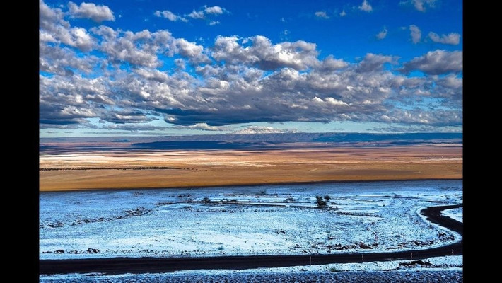 Atacama được biết tới là là sa mạc khô cằn nhất trên Trái đất. Đây là nơi duy nhất trên thế giới có độ ẩm thấp hơn tất cả sa mạc ở vùng cực. Rộng khoảng 106.190 km2, Atacama chủ yếu là cát, hồ muối, địa hình gồ ghề. Ảnh: M. Aguirre, S. Donaire, ALMA (ESO/NOAJ/NRAO)).