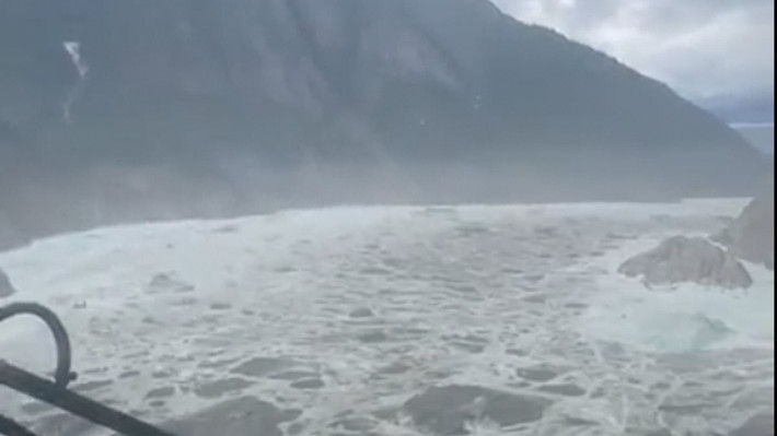 Trước đó, Trung tâm Động đất Alaska đã nhận được thông báo về một đợt sóng thần cục bộ tại vịnh Endicott Arm vào ngày 10/8. Sóng cao 3 - 5m xuất hiện gần đảo Harbor, trong khi ở đảo Sawyer, nước dâng đến 30m. Ảnh: Mail Online.