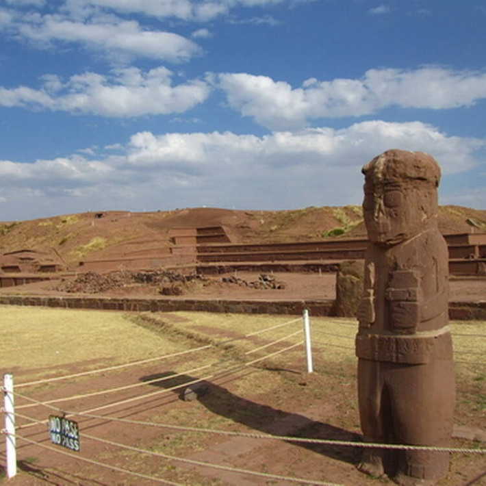 Mặc dù người dân Tiwanaku không phát triển hệ thống chữ viết và tên gọi cổ xưa của thành phố vẫn chưa được biết đến nhưng những di tích khảo cổ học cho thấy ảnh hưởng về văn hóa và chính trị của nền văn minh này đã lan rộng đến tận phía nam dãy Andes, kéo dài đến tận vùng đất ngày nay là Peru, Chile và Argentina. Ảnh: whc.unesco.org.