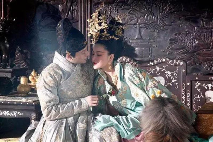 Vào năm 580, Vũ Văn Uân băng hà sau khi lâm bệnh nặng. Nguyên nhân được cho là do vị vua này ham mê sắc dục quá độ. Tuy nhiên, một giả thuyết khác cho rằng, Vũ Văn Uân có thể bị đầu độc chết. Dương Kiên nhân cơ hội đó từng bước thâu tóm quyền lực. Chỉ trong vòng 1 năm, Dương Kiên thành công lật đổ nhà Bắc Chu và lập ra nhà Tùy rồi xưng đế. Ảnh trong bài mang tính minh họa.