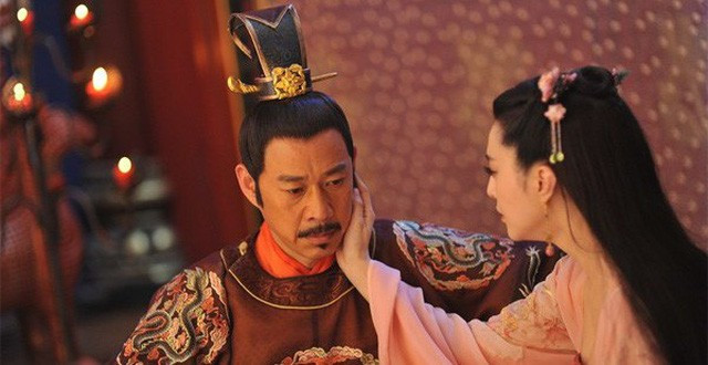 Không những vậy, hoàng đế Vũ Văn Uân còn hoan lạc với nhiều phi tần, cung nữ từng hầu hạ vua cha. Thậm chí, ông hoàng này còn "dòm ngó" vợ của các đại thần trong triều.