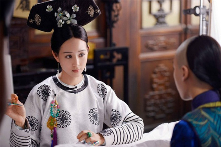Khi Thành phi Lý bị đày vào lãnh cung, Khách thị sai người khóa chặt cửa lãnh cung, không cho người mang thức ăn vào suốt 15 ngày nhằm khiến Thành phi Lý chết đói.